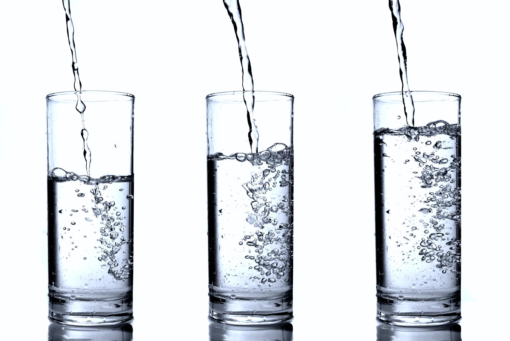 На столе стоят три склянки с водой. Стакан воды. Три стакана с водой. Вода питьевая в стакане. Два стакана воды.